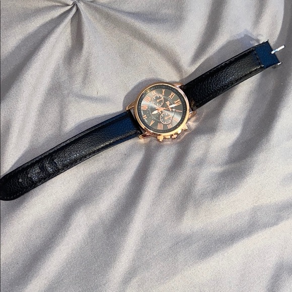 Women’s Watch - Picture 2 of 8